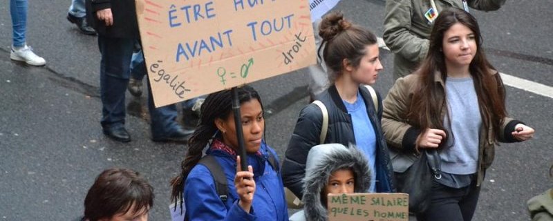 Au cœur des inégalités de genre au travail, la question des salaires