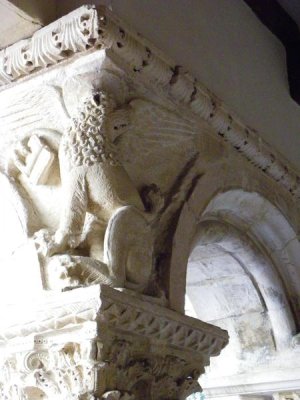 Le bestiaire sculpte du cloitre de la Cathédrale Saint-Sauveur